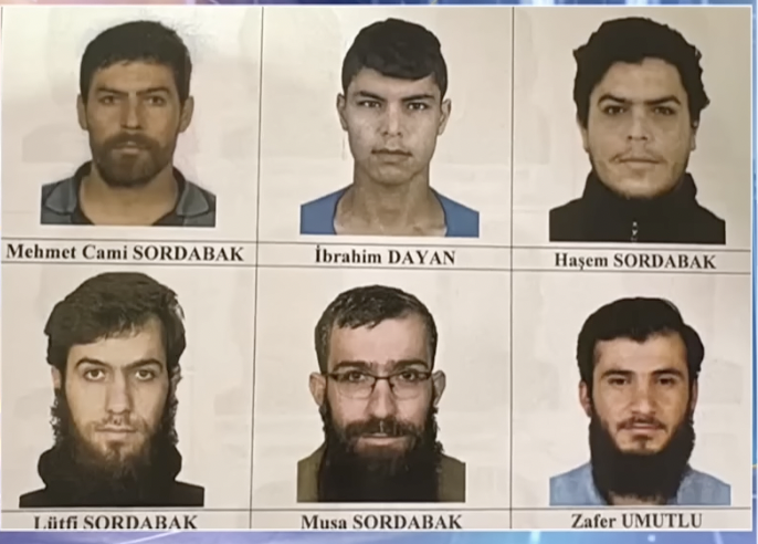 Türk polisi dünyanın hiçbir polisinin göstermeyeceği şekilde vicdanlı müdahale etti..

Sırf çocuk ve kadınları kurtarmak için..Ama bu şerefsizler polisi "mürted kafir" görerek şehit ettiler..

"Biz IŞİD'çi değiliz" diyen Selefi grupların hiçbirisi şehit polisler için taziye