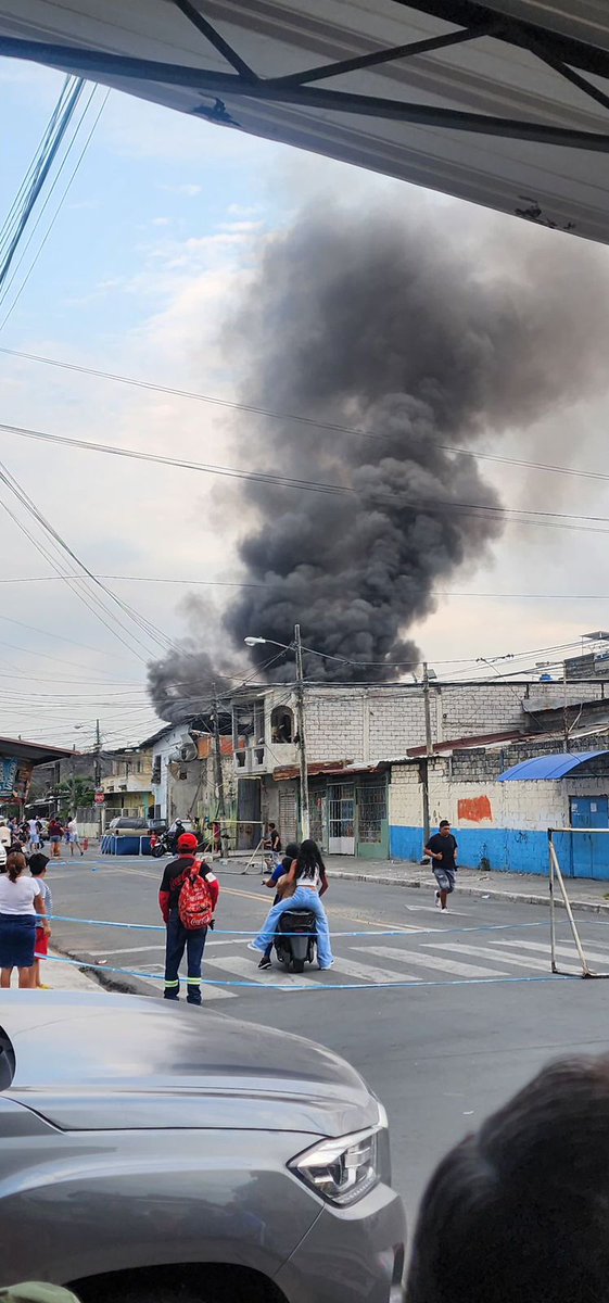 CorteInforma's tweet image. #ATENCIÓN | INCENDIO EN EL SUR
Vecinos de la 35 y #Chambers reportan humo saliendo de una vivienda. El incendio fue atendido por los #Bomberos.