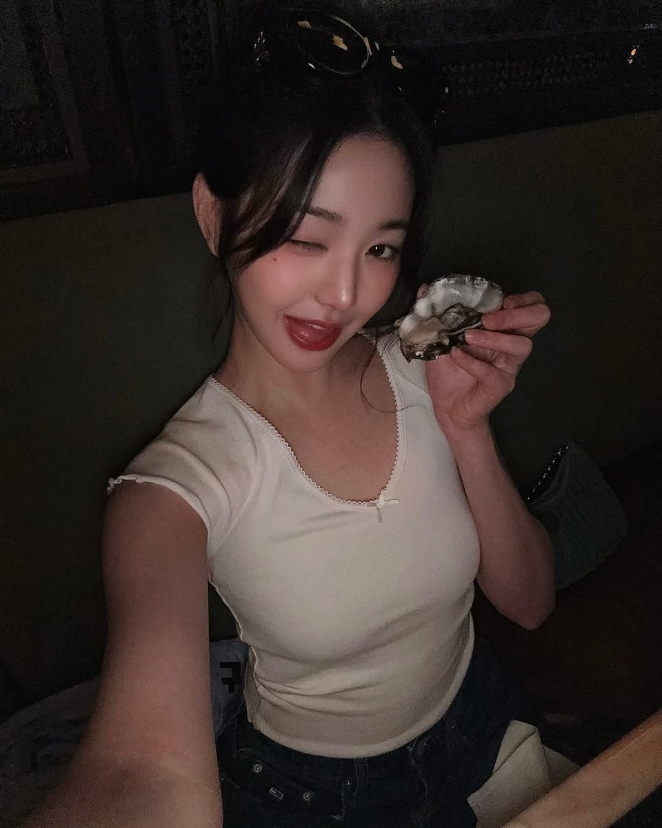 beaucutegirl's tweet image. 250225 #Wonyoung IG 
🍹🤍🥂🍳🍝 

#장원영 #JANGWONYOUNG