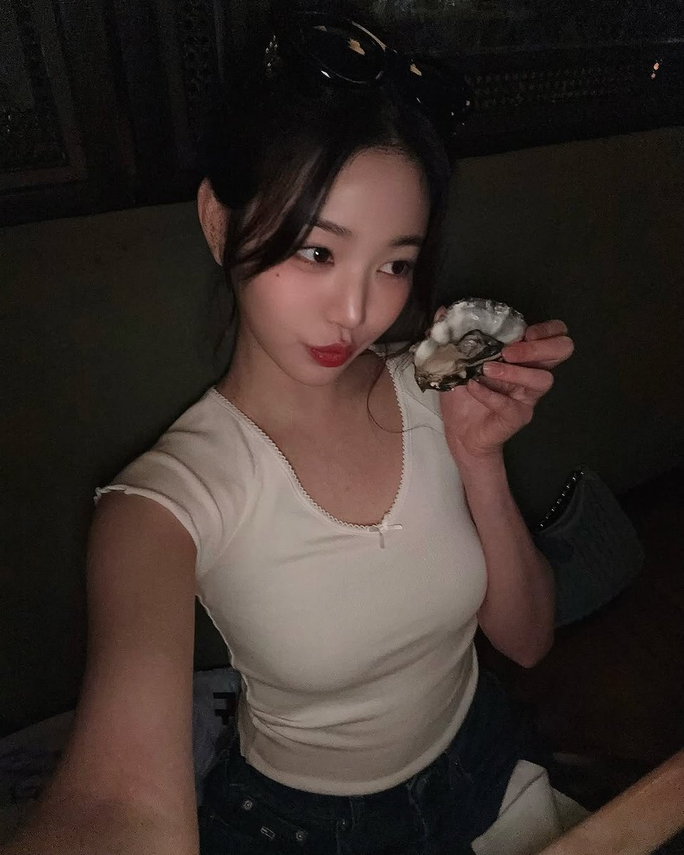 beaucutegirl's tweet image. 250225 #Wonyoung IG 
🍹🤍🥂🍳🍝 

#장원영 #JANGWONYOUNG