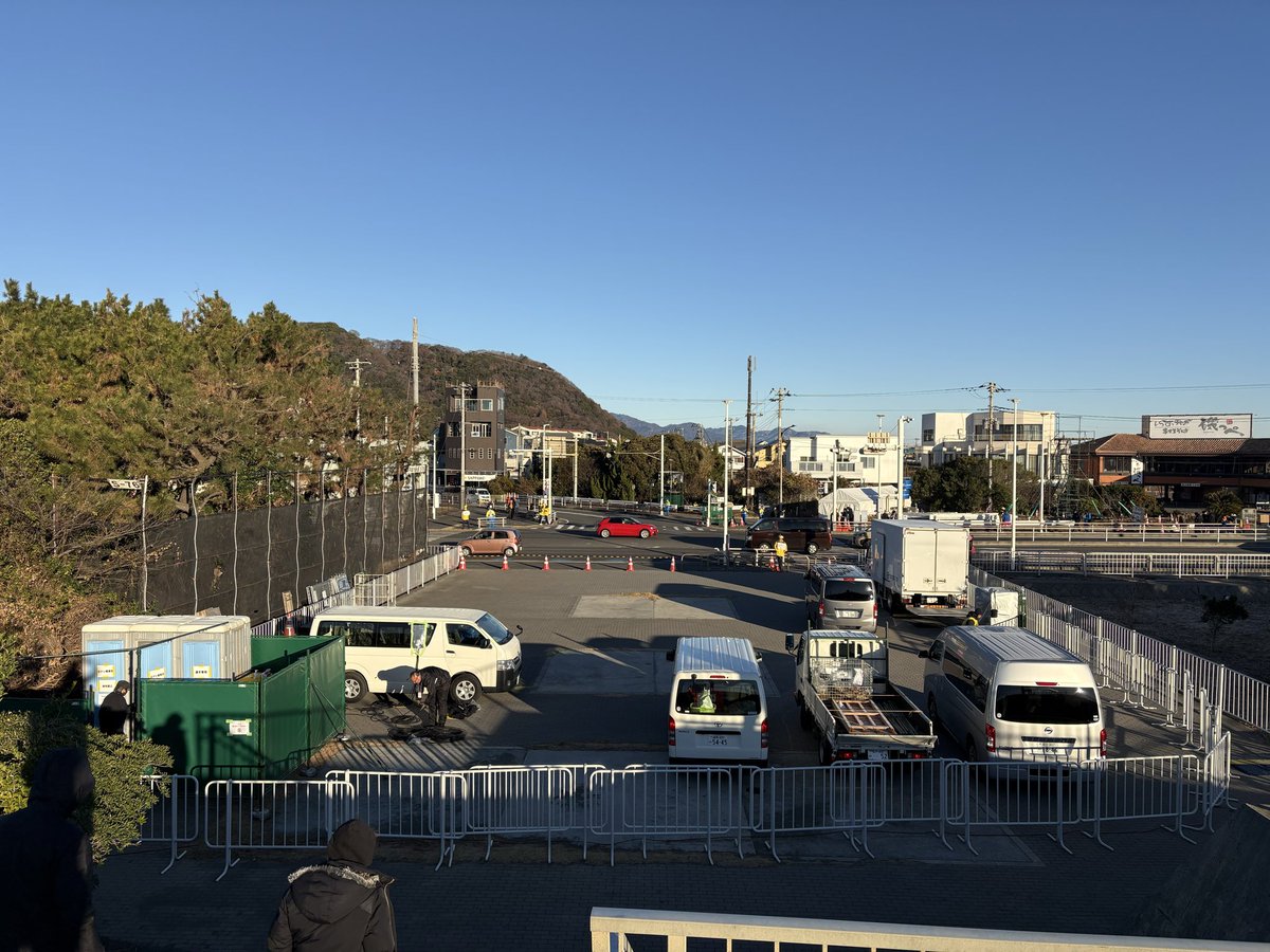 soft_metal's tweet photo. 箱根駅伝　◯塚中継所なう。 https://t.co/LjoKpoJ9X3