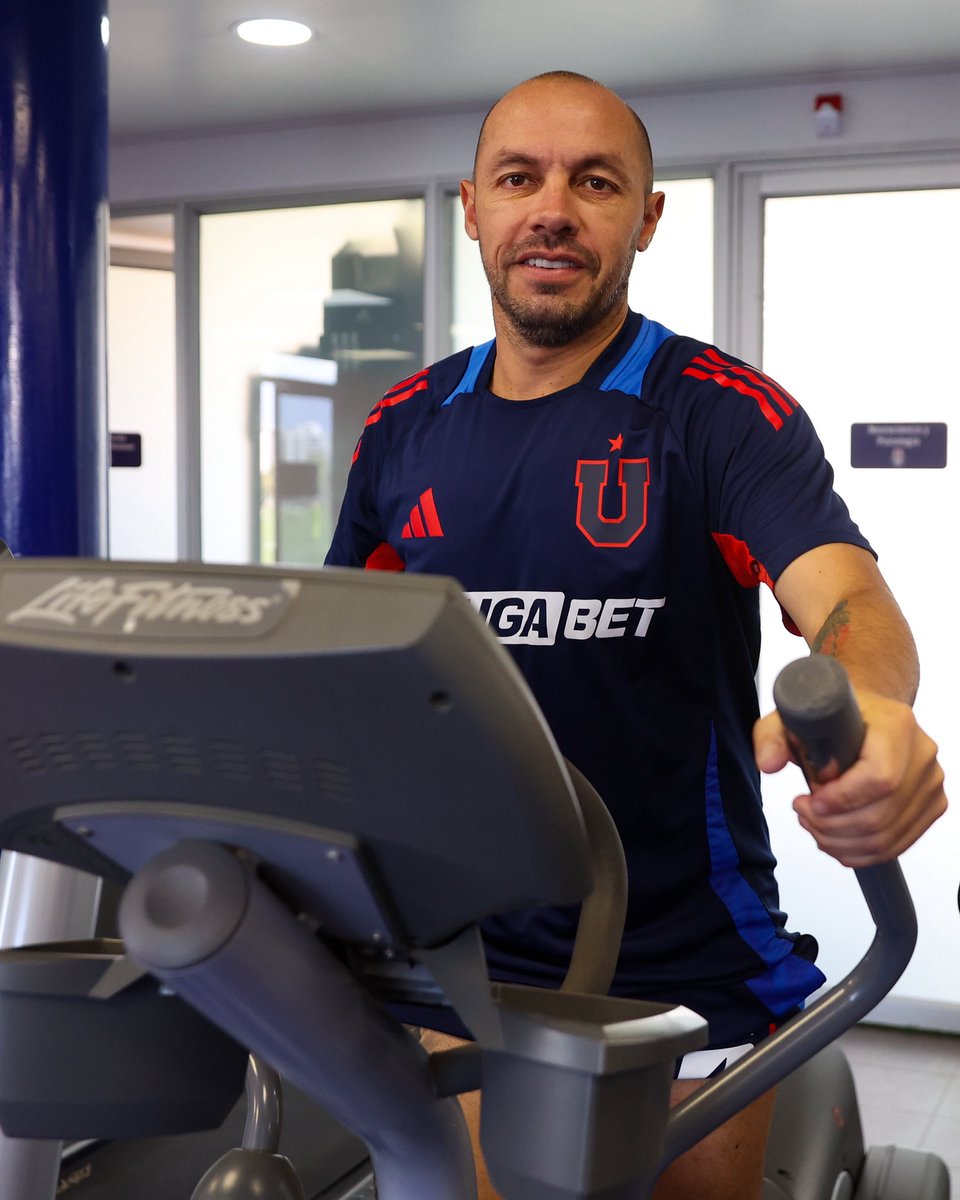 udechile's tweet photo. Chelo Díaz se reintegró con anticipación para continuar con su rehabilitación, tras una cirugía de resección de exostosis de calcáneo del talón izquierdo, realizada a finales de la temporada pasada.

¡A seguir recuperándose, capitán! 🤘🏼 https://t.co/lUB36ecrfm