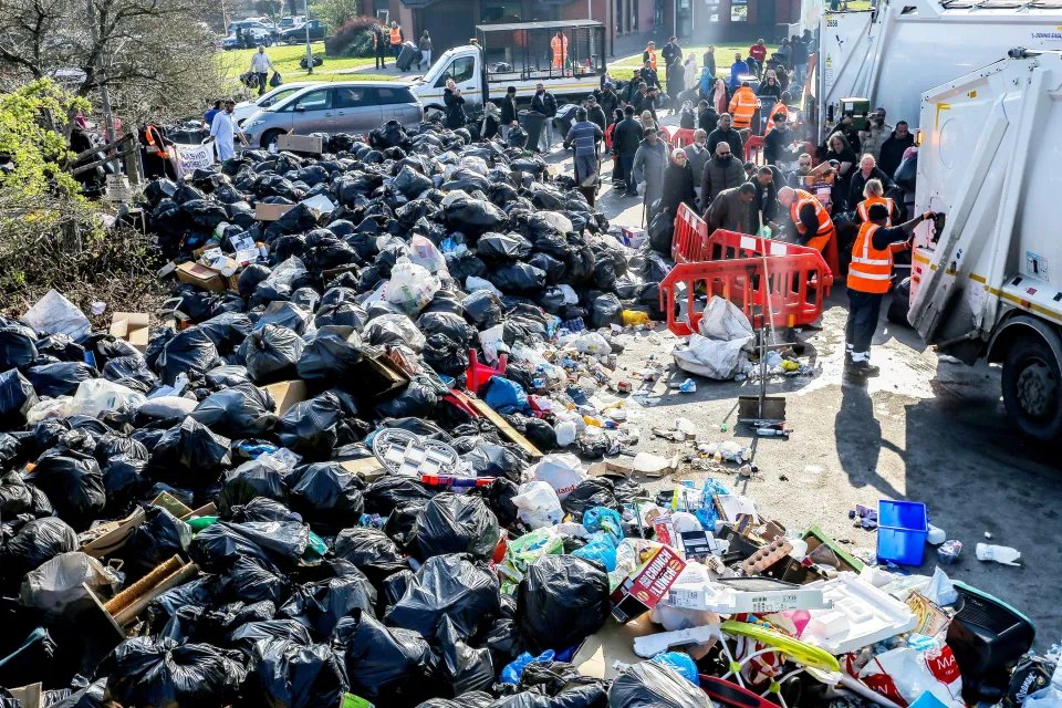 joe_yer99's tweet photo. The first image is labour run Birmignham now, 
The 2nd is when we had our WASTE emergency. https://t.co/i9HZFSIdeD