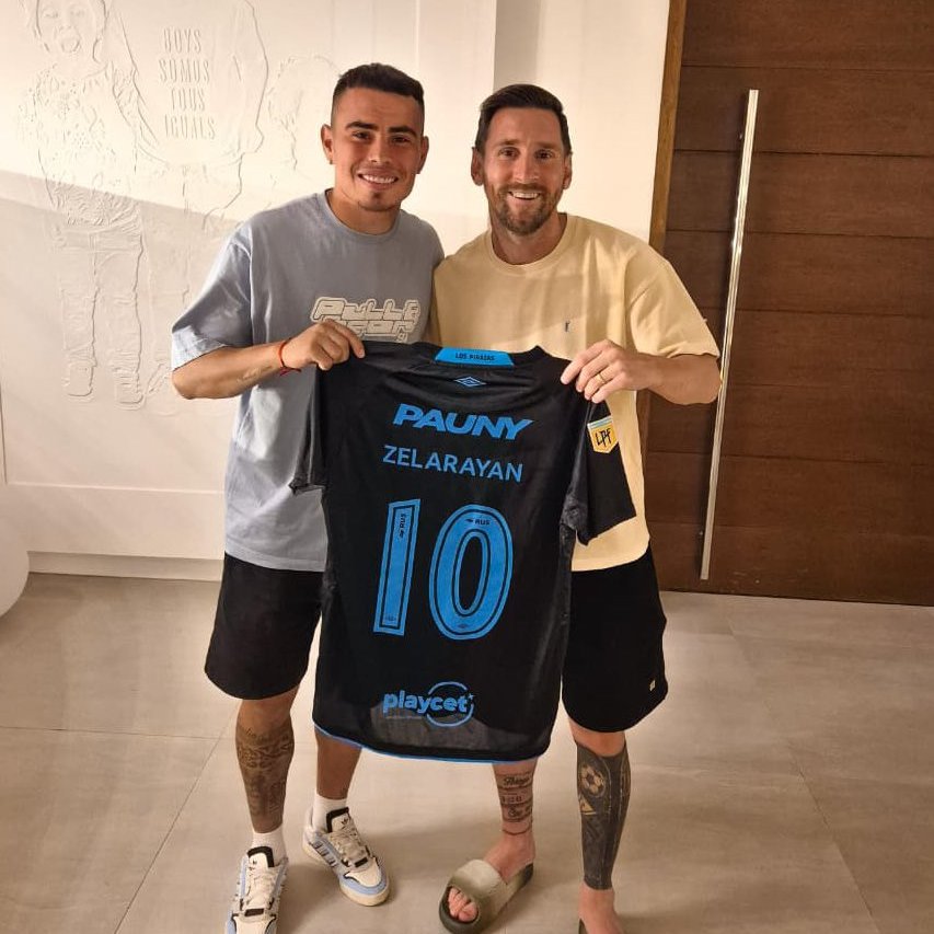 TyCSports's tweet photo. 🏴‍☠️🐐 LEO 🤝 CHINO

Lionel Messi posó con la camiseta de Belgrano junto a Lucas Zelarayán.

📷 Belgrano https://t.co/pBvb72Td8C