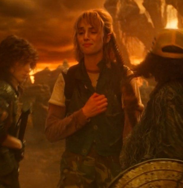StrangerNews11's tweet photo. Robin pressing her hand to her heart every moment she feared for her friends 🤏🏻 https://t.co/goNkwKHIRF
