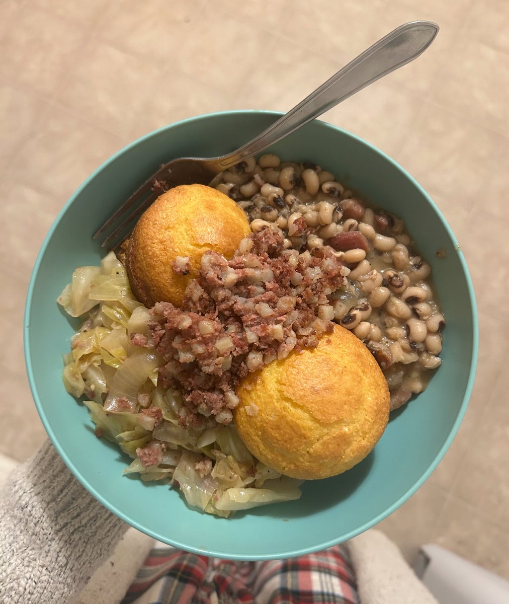 nermal_0's tweet image. Review of Shorty’s Traditional New Year’s Meal™: Cabbage, black eyed peas, corn beef hash, cornbread. Drenched in two  unique pot likkers, this hearty meal is designed to bring wealth and prosperity with the new year. It certainly brought fullness to my stomach! Yum! 10/10