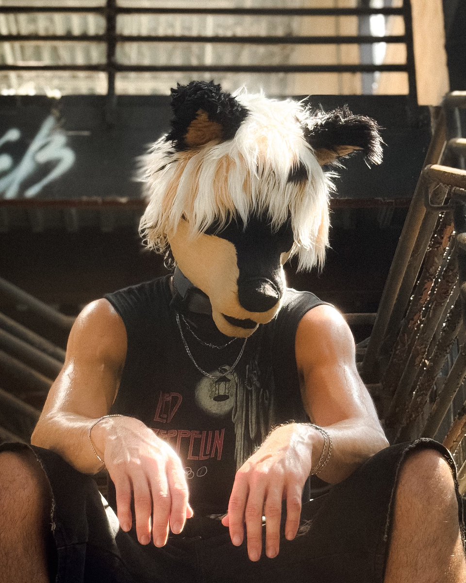 New year same dog 🐾
Grateful to have joined such a loving and fun community this past year. New friends and new ventures got me hella hyped for what's to come. 🫶🏼
#furry #fursuitfriday #gymfur