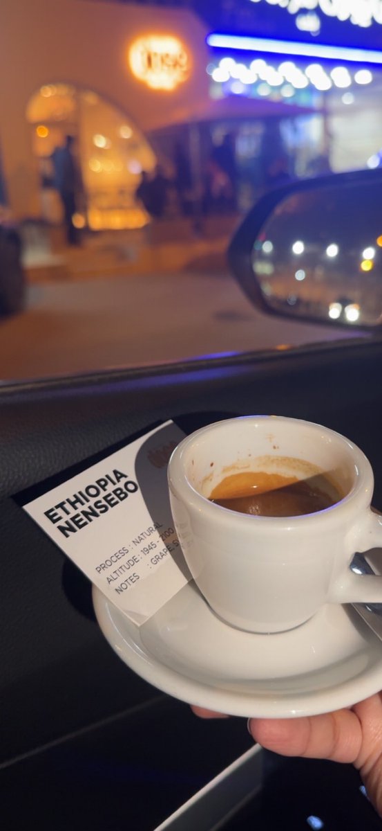 الجروح تخلي الانسان غير انساني 
كل ما شاف القلوب الطاهرة يجرحها 

ولا انا عشت لو عمري اغلبه وحداني
ما انزل راسي لحاجه عشان اربحها 

احترم نفسي و اقدرها و اصح لساني
قبل لا اصح الحروف اللي محد صححها