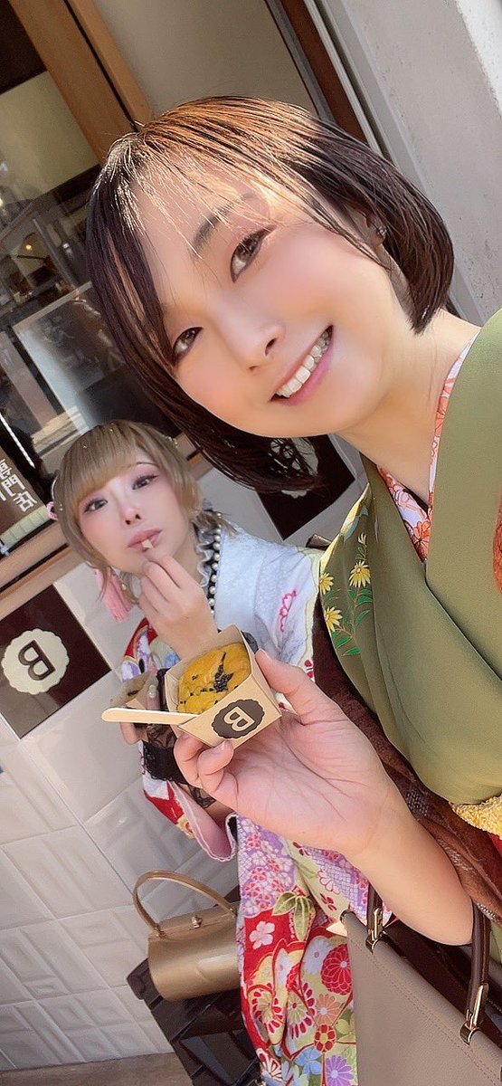 runangel04's tweet photo. 新年撮影の裏側は買い食いしたり猿の真似したりわちゃわちゃだったよ！

他にもさちこ様はおにぎり、お団子、ドーナッツ、締めのオムライスも完食しておりました🍙🍡🍩🥚 https://t.co/KJ6ASgDb4o