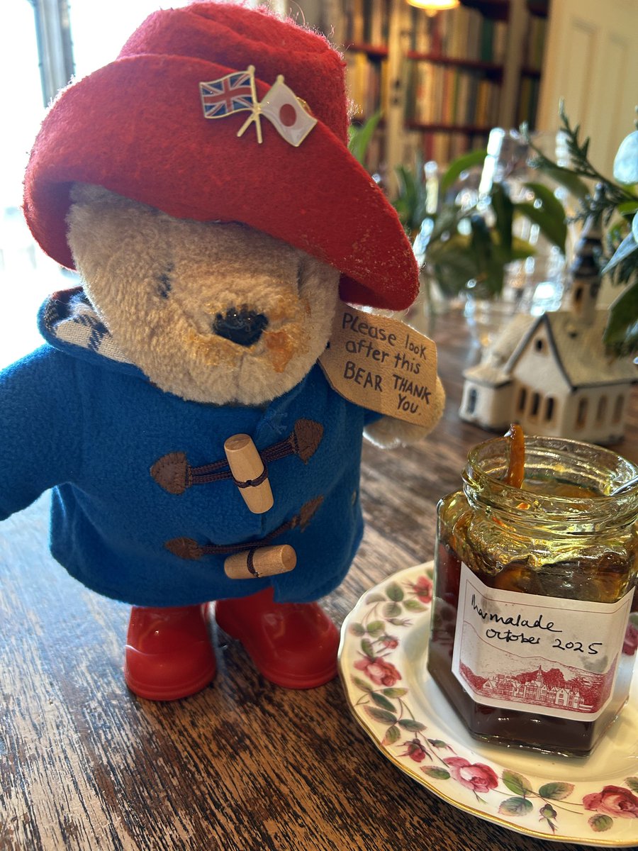 My friend’s homemade marmalade on toast❤️   Paddington couldn’t resist it!  
It was so yummy!! 😋