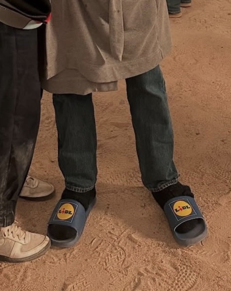 VECNA WEARS <a href="/LidlGB/">@LidlGB</a> SLIDES, PASS IT ON!