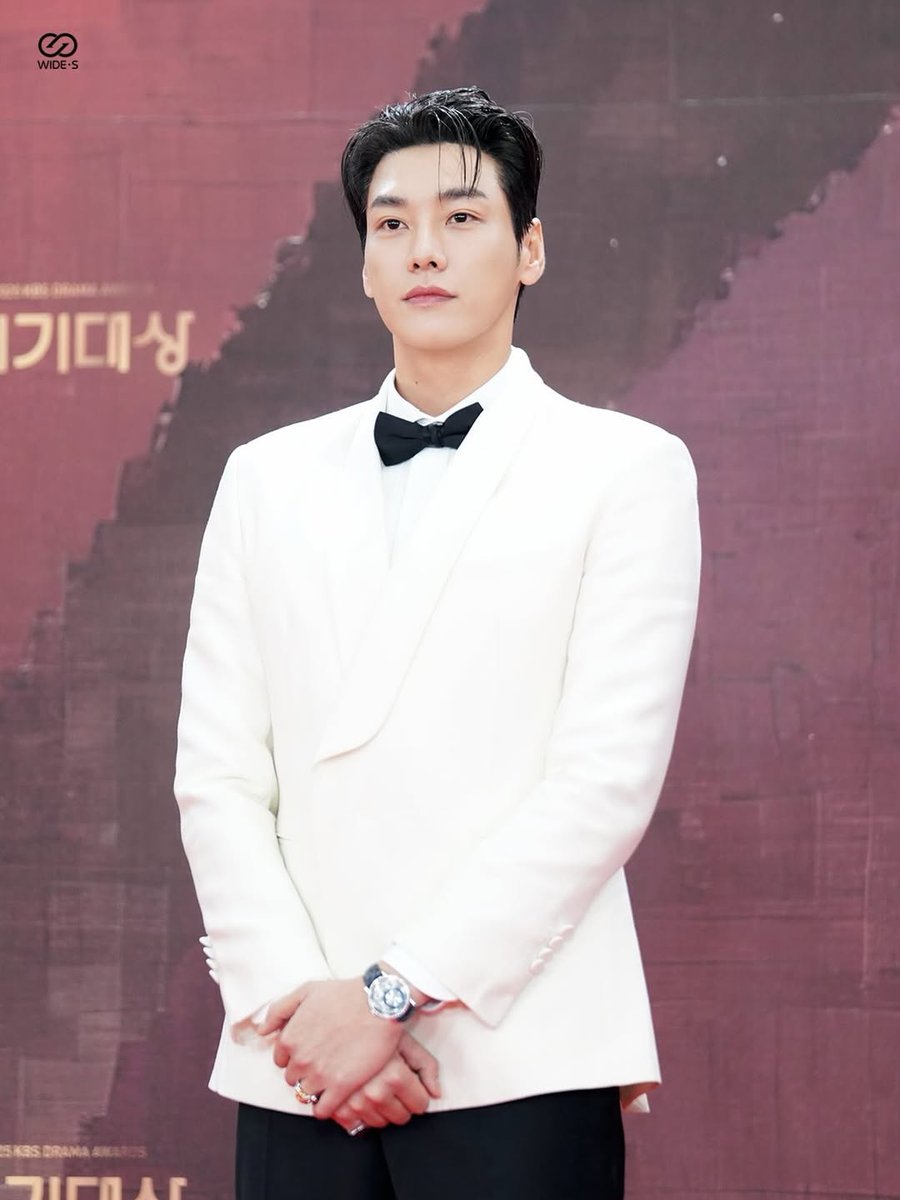 aksakfn87's tweet photo. From the stage to the quiet moments behind the scenes. 

#2025KBSDramaAwards #김영광 https://t.co/QV5VXx8QeD