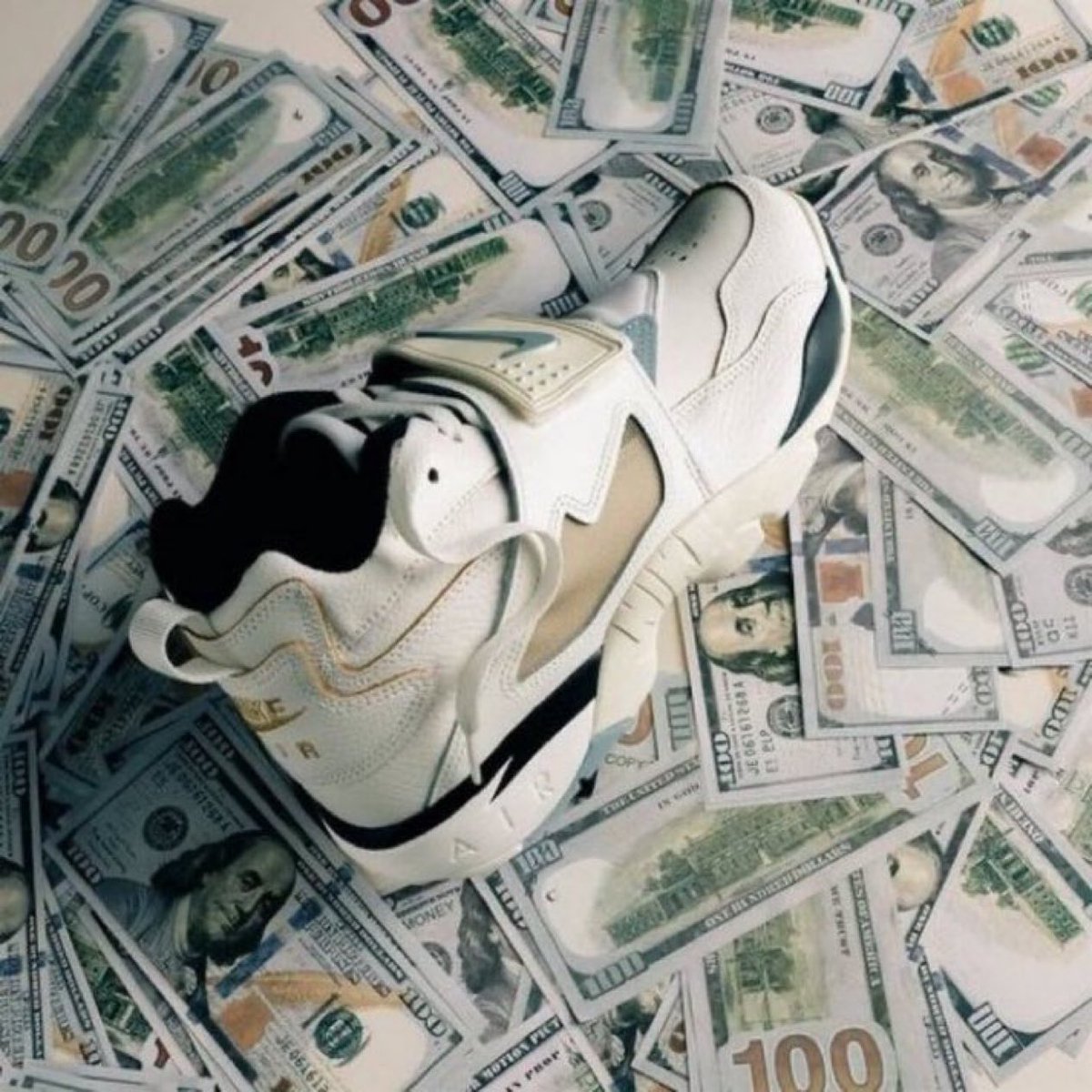 SNKR_TWITR tweet media