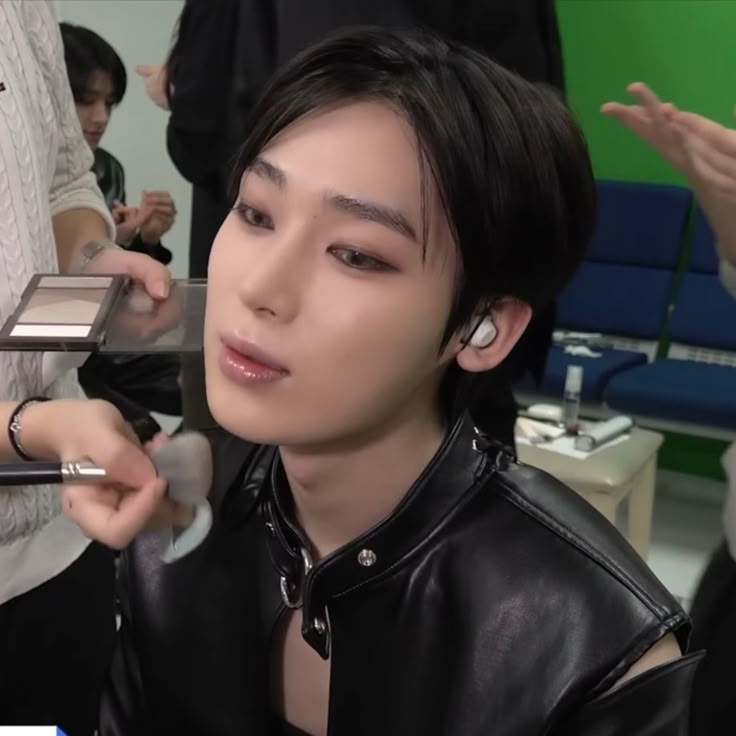 dollnooz's tweet image. we need more sunoo in eyeliner and smoky eye makeup... it's so pretty