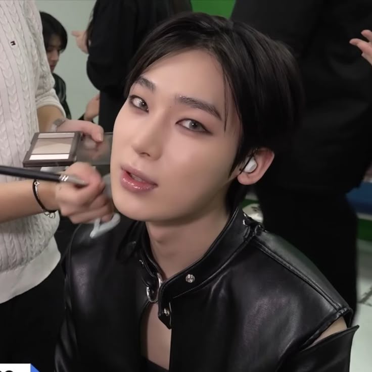 dollnooz's tweet image. we need more sunoo in eyeliner and smoky eye makeup... it's so pretty