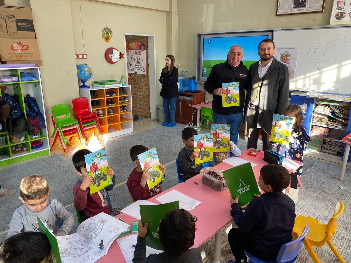 semihkyuncu's tweet photo. Tarım bilinci küçük yaşta başlar.🌱Karacabey - Mustafakemalpaşa genelindeki ana sınıflarına SDFtraktör tarım temalı boyama kitaplarını ulaştırdı🌾 https://t.co/OPzj5Uvsft