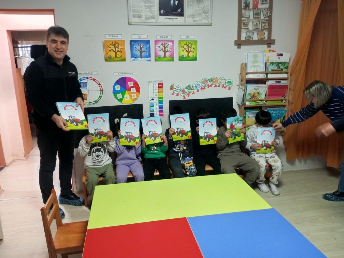 semihkyuncu's tweet photo. Tarım bilinci küçük yaşta başlar.🌱Karacabey - Mustafakemalpaşa genelindeki ana sınıflarına SDFtraktör tarım temalı boyama kitaplarını ulaştırdı🌾 https://t.co/OPzj5Uvsft