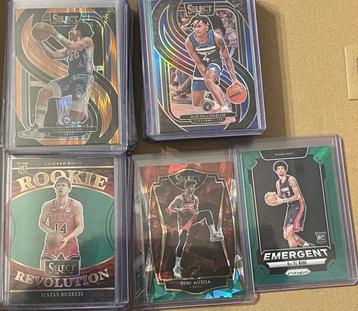 JHawkshoops's tweet photo. Lots available. Starting with 🏀 rookies last 2 years. Stacks of Sarr; Risacher; Dillingham; McCann; Buzelis; Sheppard; Castle; Cooper Flagg; VJ ; Kon ; D. Harper and more. DM for more pics if interested. Also have 🏈 rookies as well last 2 years. Just ask. https://t.co/rOuYyIjTjV