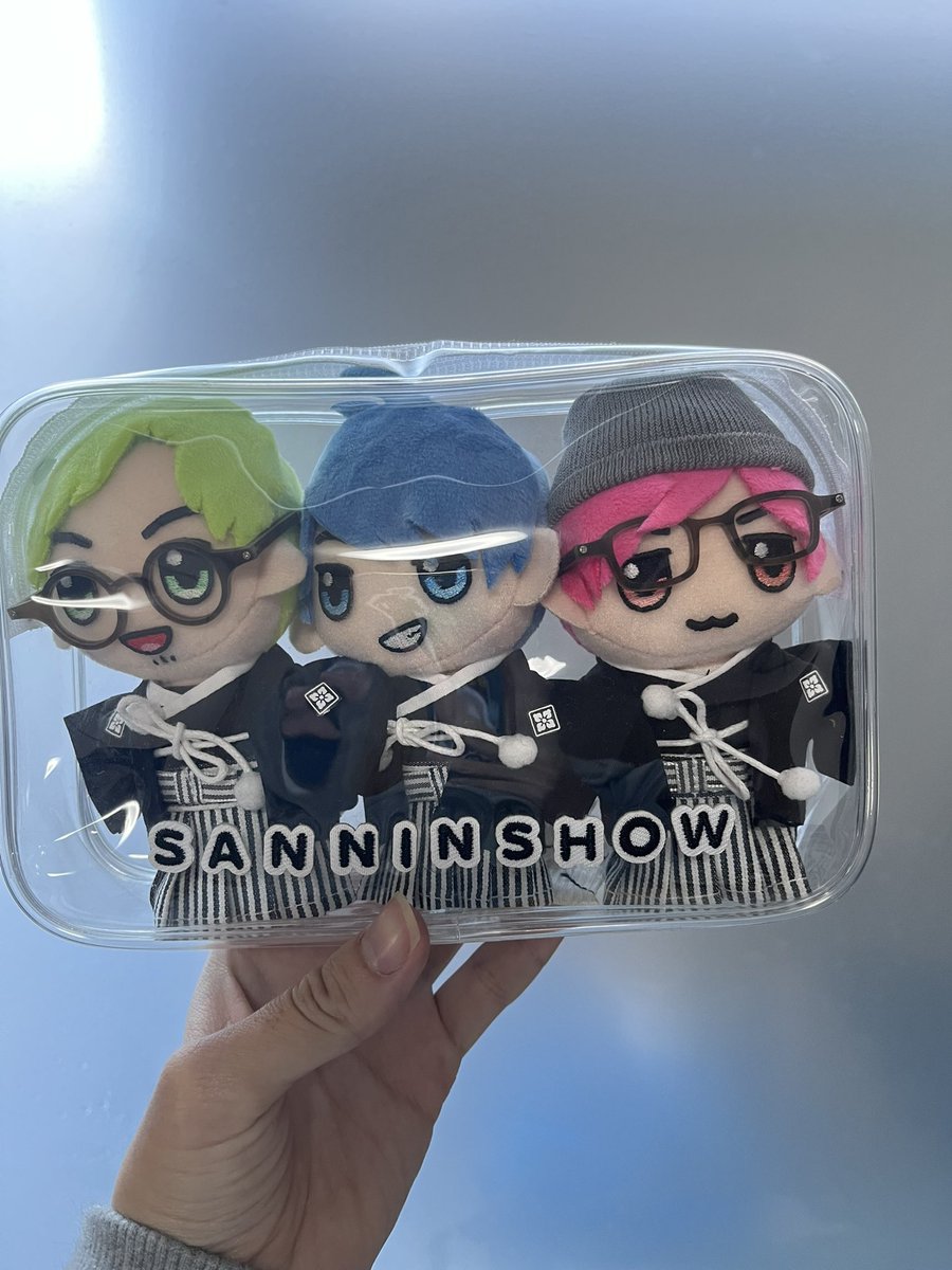 お出かけしようとポーチに詰めたら服が大きいからギッチギチになった😂😂