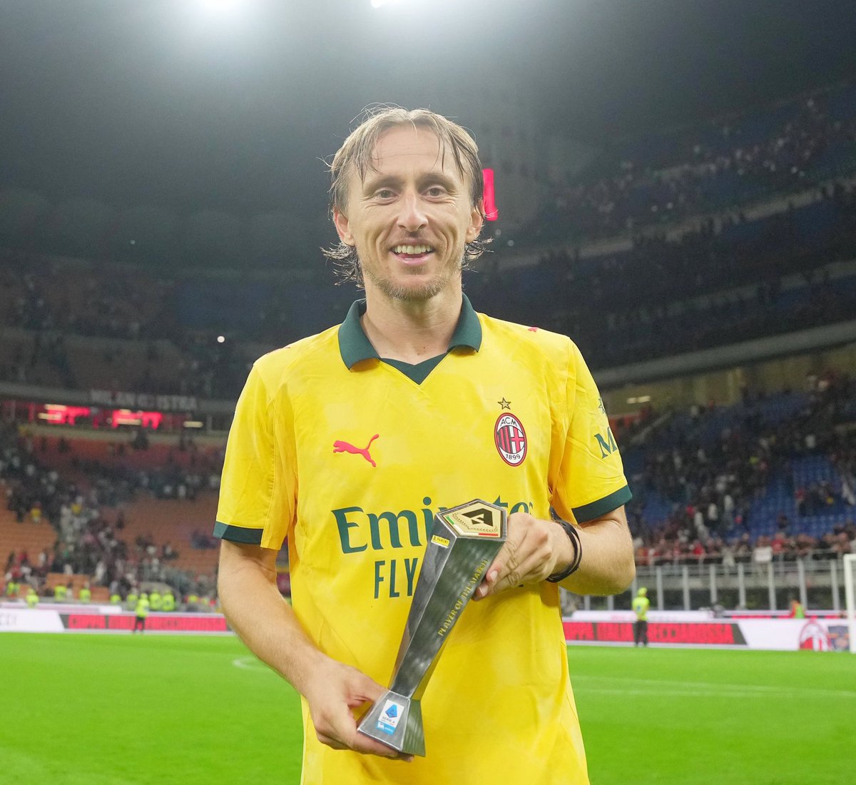 - Xavi con 35 años estaba en Qatar.
- Iniesta con 35 años estaba en Japón.
- Pirlo con 37 años estaba retirado.
- Gullit con 31 años estaba retirado.
- Lampard con 35 años estaba en EEUU.

Luka Modric con 40 años es el mejor centrocampista de la Serie A.