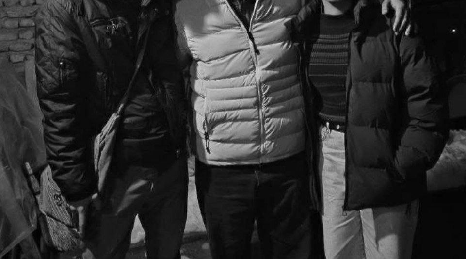 دەی ئەمڕۆ یەکتان دەخەمە بێکەسی گۆڕتانەوە، سبەی تۆیش دەڕۆیی و غوباری مناڵیم بە کێوە ئارام بگرێ لە مێشکم... لە ڕۆحی وێڵی وێڵمەوە.
لە سەبر و بێدەنگی و قەراری نەبوو؟
تانەی چ تانەیەک ئێشی نەبوونی ساڕێژ؟
غوربەت بەخێر و چەمەدانی نەگەڕانەوە پڕ...