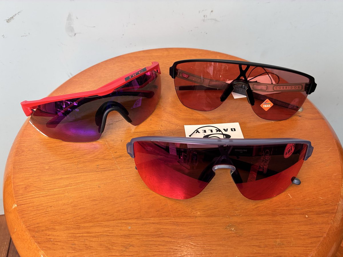 fins_staff's tweet image. 新年明けましておめでとうございます🌅
本日より初売りセールを2週に渡って開催してまいります！！
本日1月3日からはヘルメット、サングラス、シューズ、ウェアなどが３０〜６０％OFFセールとなっております😄
販売できなかった商品は数日後にオンラインショップに追加していきます！