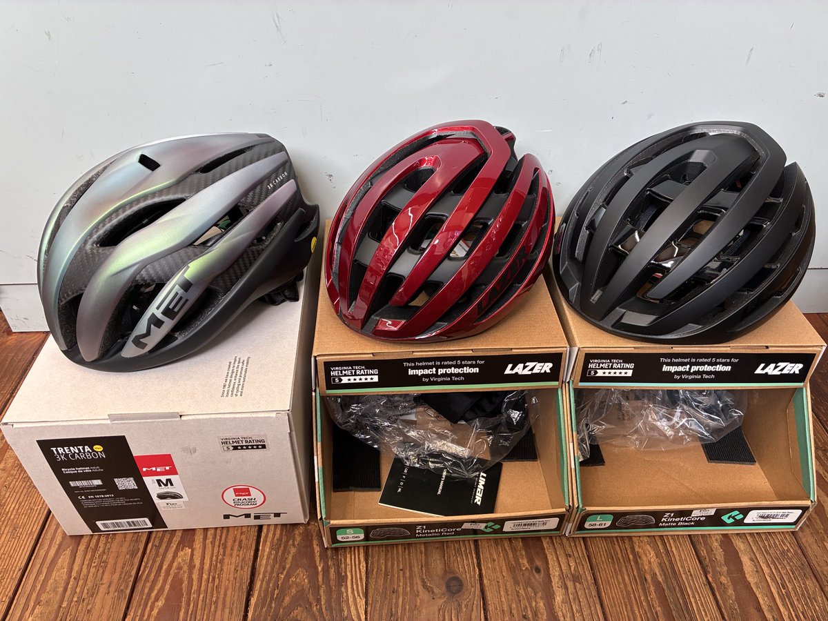 fins_staff's tweet image. 新年明けましておめでとうございます🌅
本日より初売りセールを2週に渡って開催してまいります！！
本日1月3日からはヘルメット、サングラス、シューズ、ウェアなどが３０〜６０％OFFセールとなっております😄
販売できなかった商品は数日後にオンラインショップに追加していきます！