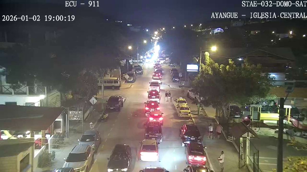 ecu911sambo's tweet photo. 📍 #SantaElena 

🔴 Congestión vehicular sobre la vía que conecta la salida de la Comuna Ayangue con la Vía Ruta del Spondylus, debido a los turistas que se retiran de la Comuna y a otros que van llegando por el feriado, al momento personal de Tránsito en el punto dando apoyo.

🚗 Se recomienda tomar vías alternas y planificar tu desplazamiento. 

🛣️ Conduce con precaución y respeta las señales de tránsito.

#ECU911BrindaSeguridadIntegral
