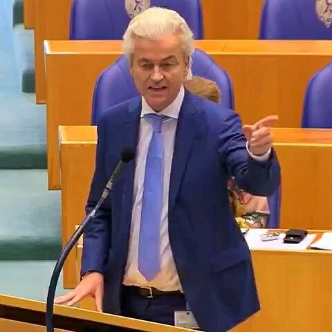 JanWBakkerNL's tweet image. Geert Wilders draait er niet omheen na de geweldsexplosie tijdens Oud en Nieuw. Op X zei hij: "Gooi dat tuig ons land uit." Dit was geen feest, maar een regelrechte oorlogsverklaring. Georganiseerd geweld door met name allochtone jongeren. Waarom durft links dit niet te benoemen?