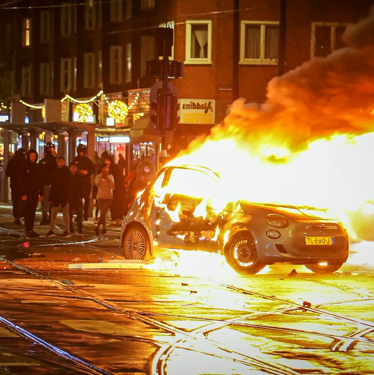 JanWBakkerNL's tweet image. Geert Wilders draait er niet omheen na de geweldsexplosie tijdens Oud en Nieuw. Op X zei hij: "Gooi dat tuig ons land uit." Dit was geen feest, maar een regelrechte oorlogsverklaring. Georganiseerd geweld door met name allochtone jongeren. Waarom durft links dit niet te benoemen?