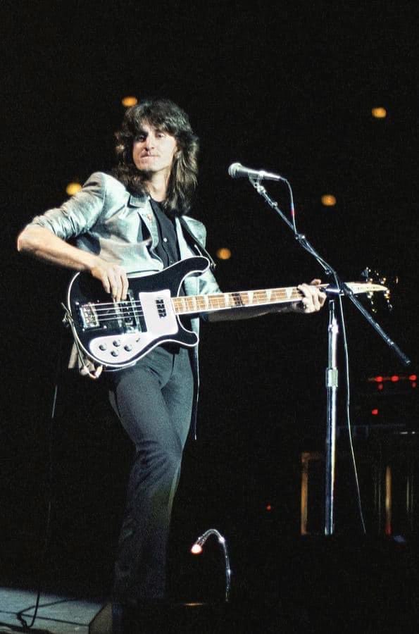 The world weighs on my shoulders
But what am I to do?
You sometimes drive me crazy
But I worry about you

I know it makes no difference
To what you're going through
But I see the tip of the iceberg
And I worry about you...

#RipNeilPeart 
Good evening #RushFamily