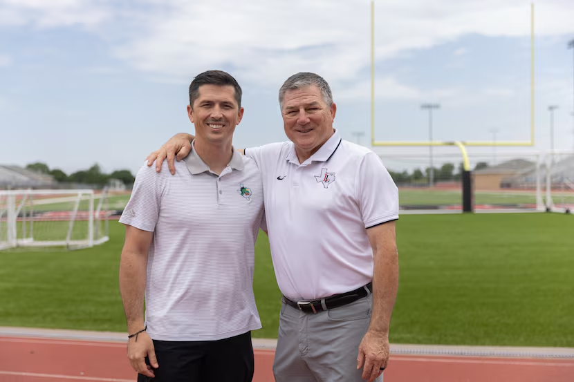SportsDayHS's tweet image. 7-time state champion Todd Dodge says he's happy at Lovejoy and expects to remain the head coach there, though he did offer an endorsement of a current member of Southlake Carroll's coaching staff for the Dragons' open HC position. 👀🐲🏈

More: dallasnews.com/high-school-sp…