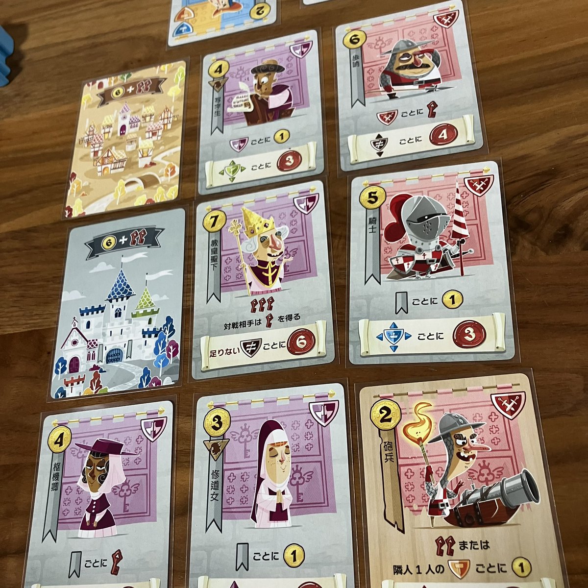 nusfrog's tweet image. ただ、ただ、好き🏰
『キャッスルコンボ』

オールユニークの住民たちが、それぞれに絡み合うとお金や鍵になり、最後には得点にっ❗️ザ・コンボ❗️楽しーいっ🔥めくられた住民をじーっと見つめて「ヌース城に来ませんか？（敷金礼金無し）」とスカウト❗️スカウトの腕が鳴る💪すんばらしいゲームです💁‍♂️