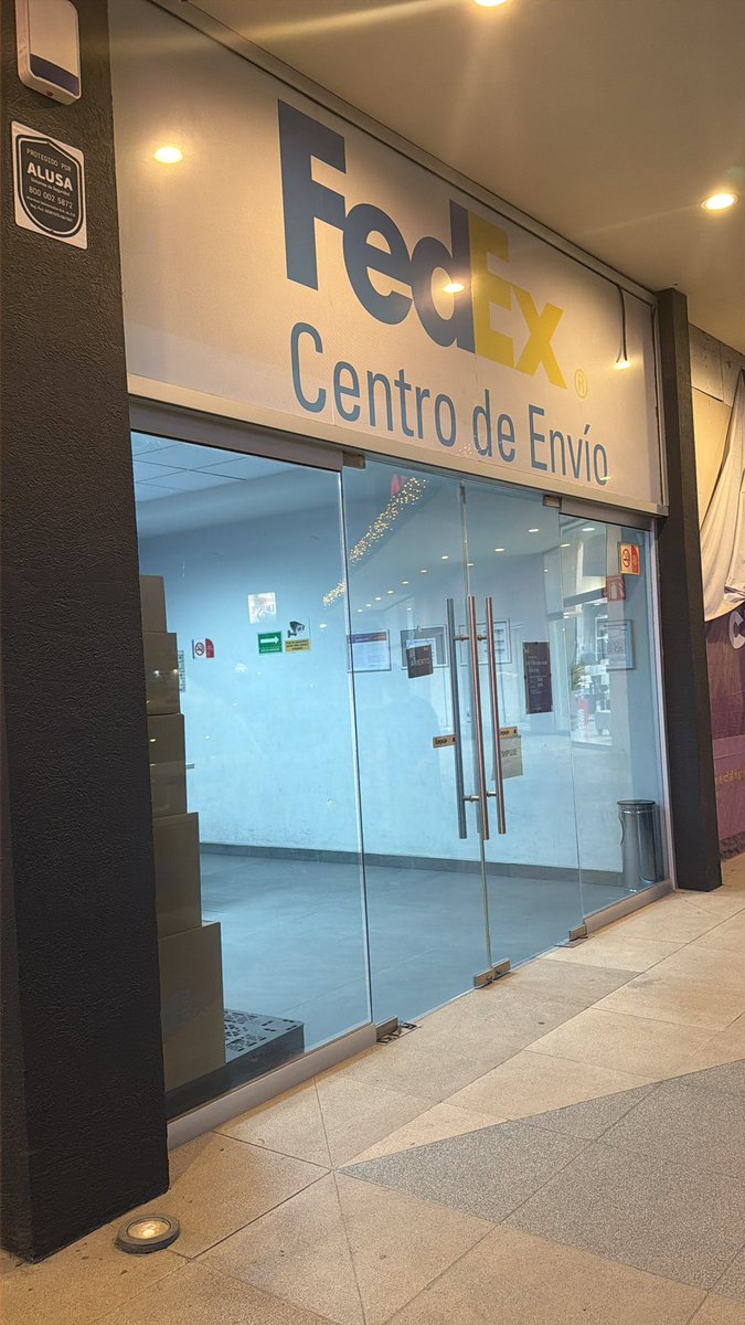 bernal_pena's tweet photo. @fedexteayuda sucursal plaza concordia en apodaca Nuevo León, cierran a las 7pm y a las 6:15 dice el que atiende que no puede recibir paquetes porque “ ya es muy tarde” ; a pesar que el horario indica claramente 7pm hora de cierre https://t.co/NFwddKYord