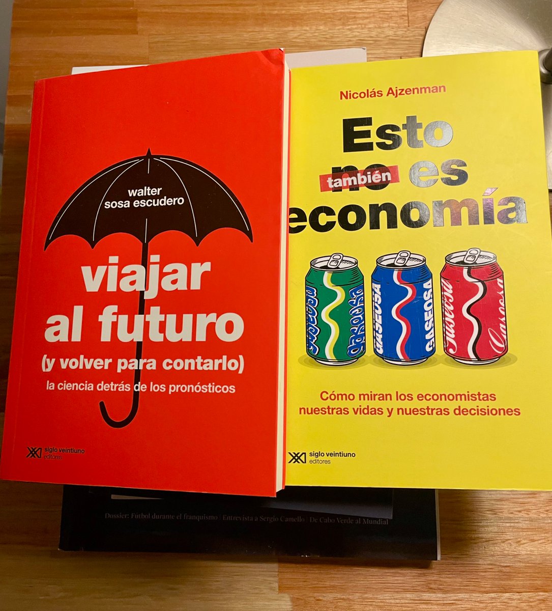 ☀️📚Lecturas de verano
<a href="/wsosaescudero/">Walter Sosa Escudero</a> y <a href="/Nicolas_Ajz/">Nico Ajzenman</a> : economía explicada fácil, para todo público, con rigor y sin aburrir.

Divulgación bien hecha, de la que suma y se disfruta.

Libros para todo público, didácticos, entretenidos y llenos de ejemplos de la vida real.