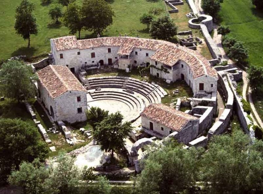 El pueblo construido sobre el Teatro Romano de Sepino (antiguo Saepinum), en Molise, es un ejemplo italiano de estratificación, donde siglos de diversa historia se superponen físicamente. Ubicado en la zona arqueológica de Altilia, ilustra la transformación de un monumento romano