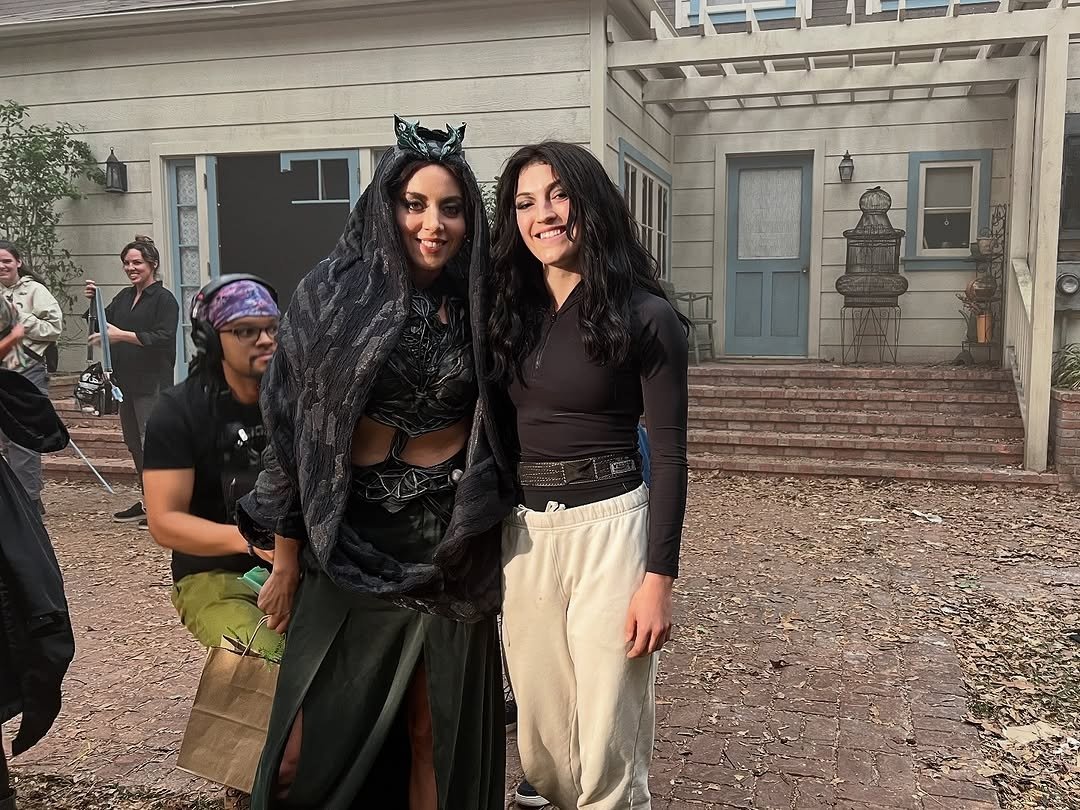 AAABASE_'s tweet photo. Aubrey Plaza's stunt double, Sarah Irwin, posted behind the scenes of Aubrey Plaza and her on the set of 'Agatha All Along'.

"💀🖤BTS

#agathaallalong #riovidal #marvel"

(via sarah_irwin on Instagram) https://t.co/VizKMS7lAX