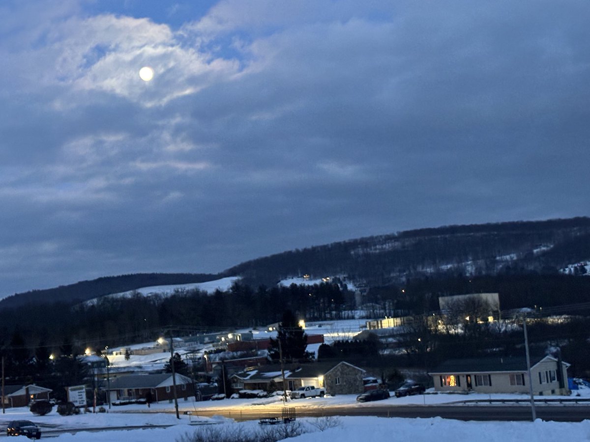 Starrybooz's tweet image. Snowchester