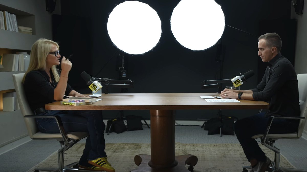 คำแนะนำการเงินที่ดีที่สุดที่คุณอาจไม่เคยได้ยินมาก่อน
.
.
ถ้าถามว่าอะไรคือสิ่งที่ทำให้คนจำนวนมาก “ไปไม่ถึงอิสรภาพทางการเงิน”
คำตอบอาจไม่ใช่เงินน้อย ไม่ใช่รายได้ต่ำ และไม่ใช่ความไม่ฉลาด
.
แต่คือ “ความไม่รู้” และ “พฤติกรรม”
.
นี่คือหัวใจของบทสนทนาระหว่าง Morgan Housel