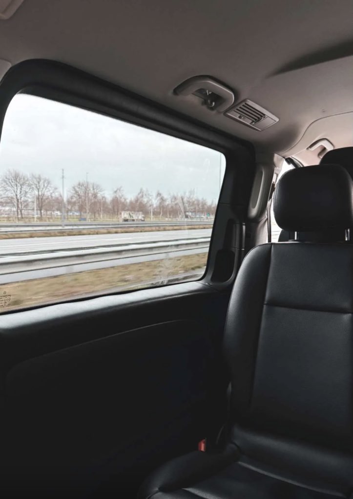 ذكريات تعبر العمر طرقيه
وذكريات ذا وطنها ومرباها 

وواللذي نفسي بيده انها ليّه 
اقرب من كفوفها عند حناها