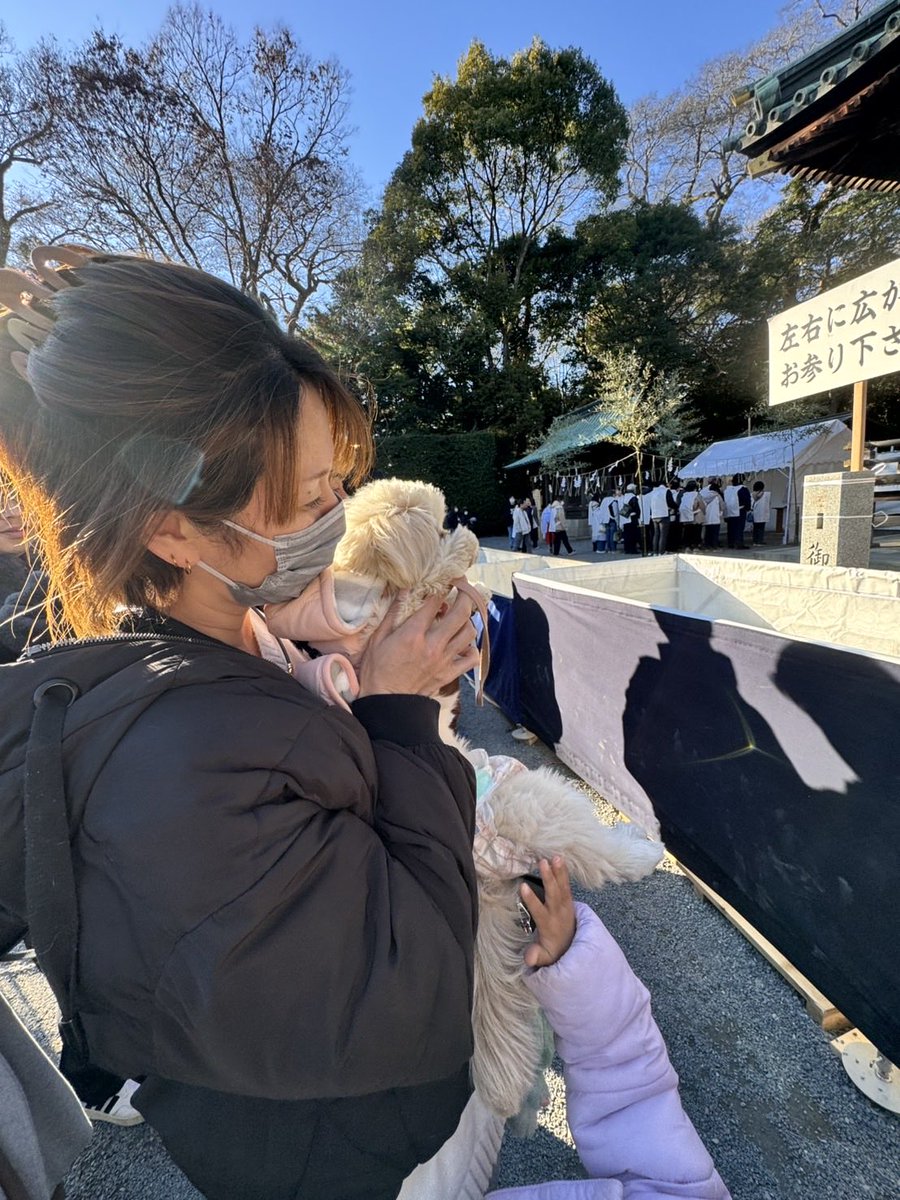 hilo_zenfsf's tweet photo. 明けましておめでとうございます🎍
今年も子供達と初詣に行くことが出来ました。
姫様は初の初詣🐶
昨年はインフルから始まりと色々体調との戦いでしたが新しい家族も増え賑やかな1年でした。
今年はどんな年になるかなwww
こんな家族ですが今年もよろしくお願いします☺︎☺︎

#釣り好き #釣り https://t.co/g24r7ZRWuR