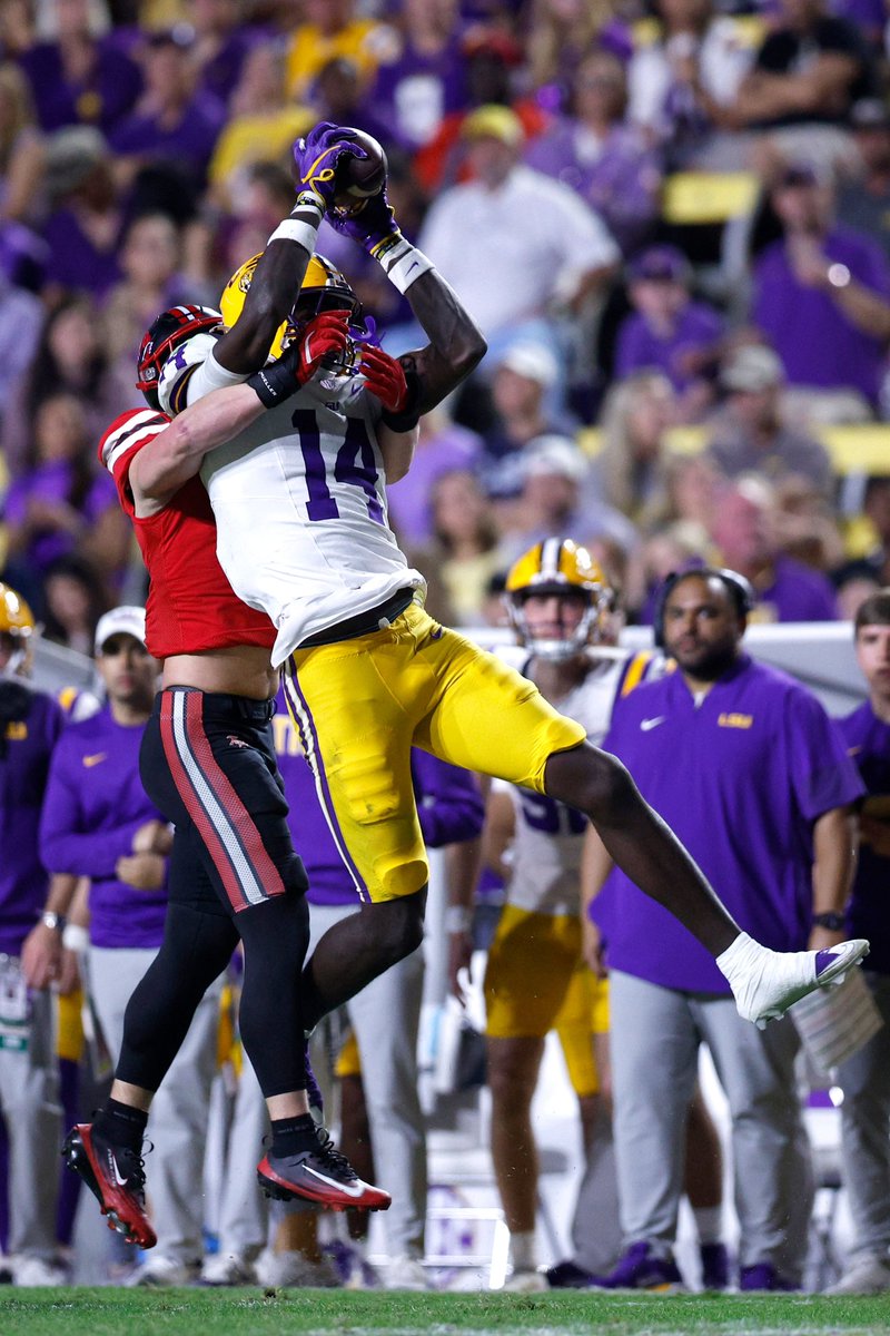 LSU star sophomore tight end Trey’Dez Green has agreed to a new deal with the Tigers and will be remaining in Baton Rouge, sources tells <a href="/CBSSports/">CBS Sports</a>.

The 6-foot-7, 240-pounder led LSU and ranked second nationally among tight ends with seven touchdown catches this season.