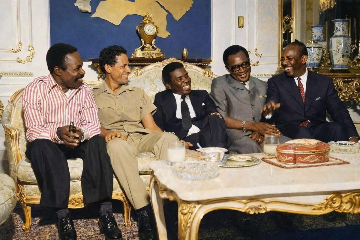 *Rare image d'archives : Omar Bongo, Mouammar Kadhafi, Marien Ngouabi, Mobutu Sese Seko, et celui que je n'arrive pas à identifier (quelqu'un peut-il m'aider à le faire ?).*