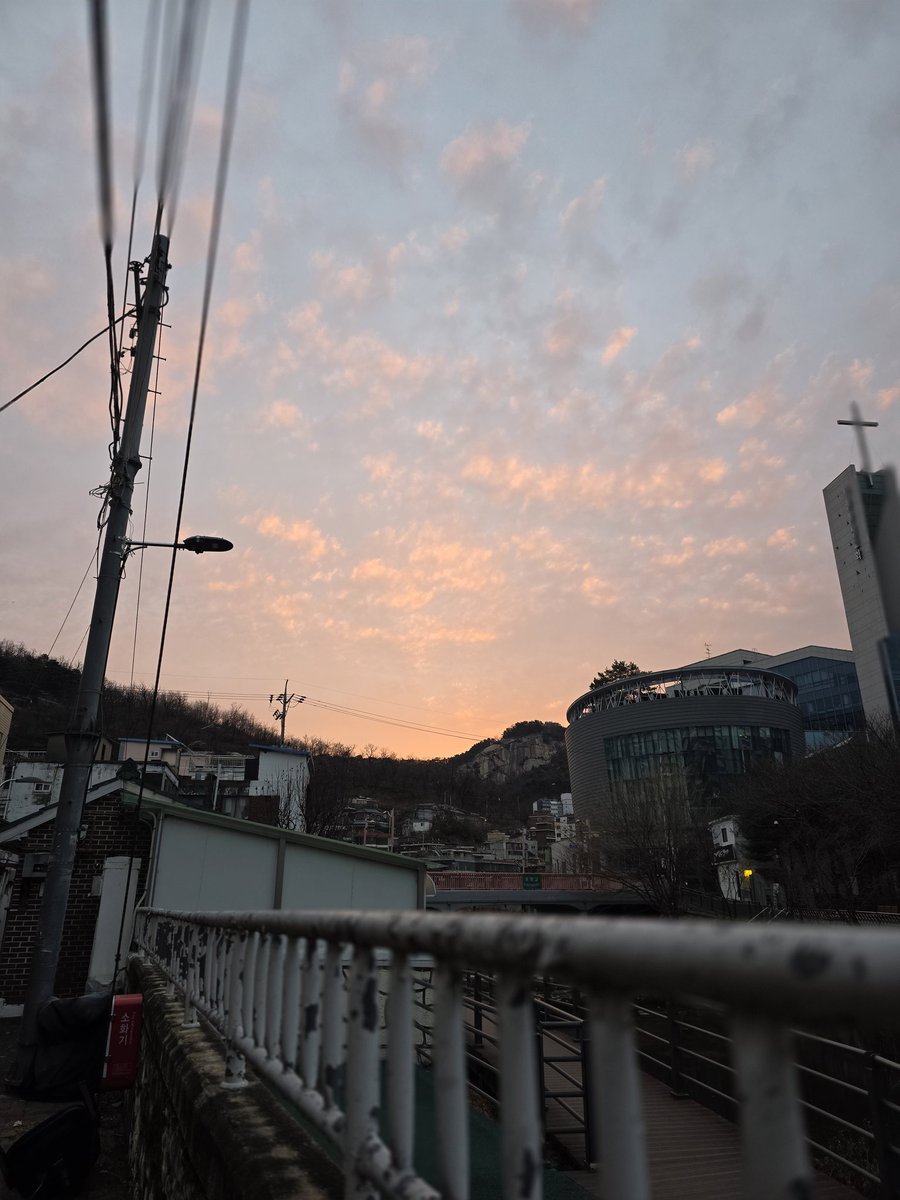 슬리퍼 사이로 자리잡은 발가락이 베일듯 
서늘한 광기의 밤이 지나고
내인생 마지막일지도 모를 찬란하고 아름다운
아침이 밝았다...
잘버티어 주어 고맙다...
모두들
늦었지만 새해 복 많이 받기를...
기도해봅니다.