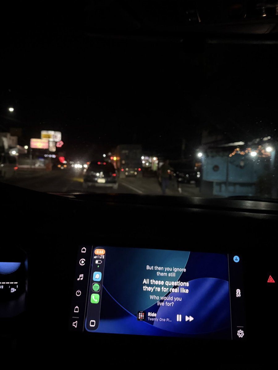 Recomendado instalar karaoke en CarPlay, llevo 3 horas en el tráfico, no lo he sentido y canté Olivia Rodrigo on repeat >>>