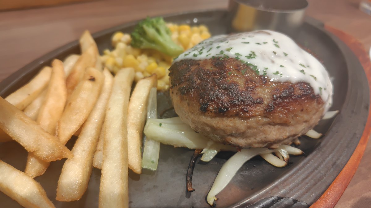 lifeworkcreator's tweet photo. ロイヤルホストでランチ、ジョナサンでデザートをいただいたんだけど、両者でサービス提供の仕方があまりにも違って驚いた

『誰に、何を、なぜ提供するのか』によって、"手段"が変わるいい例 https://t.co/gj8kzsbbX6