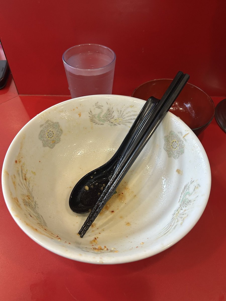 【ラーメン二郎生田駅前店】

三元日中2二郎。2026年いい滑り出し。
それにしても、並びがすごい😅

小豚ラーメン＋生たまご＋🟥🧄ジャン＋ニラ玉（カタメ、ヤサイ、アブラ）

🧄とニラコラボの威力はいろんな意味で破壊力抜群( ˊ̱˂˃ˋ̱ )本日もご馳走様でした🙇‍♂️

#ラーメン二郎
#生田駅前店
#祝完飲