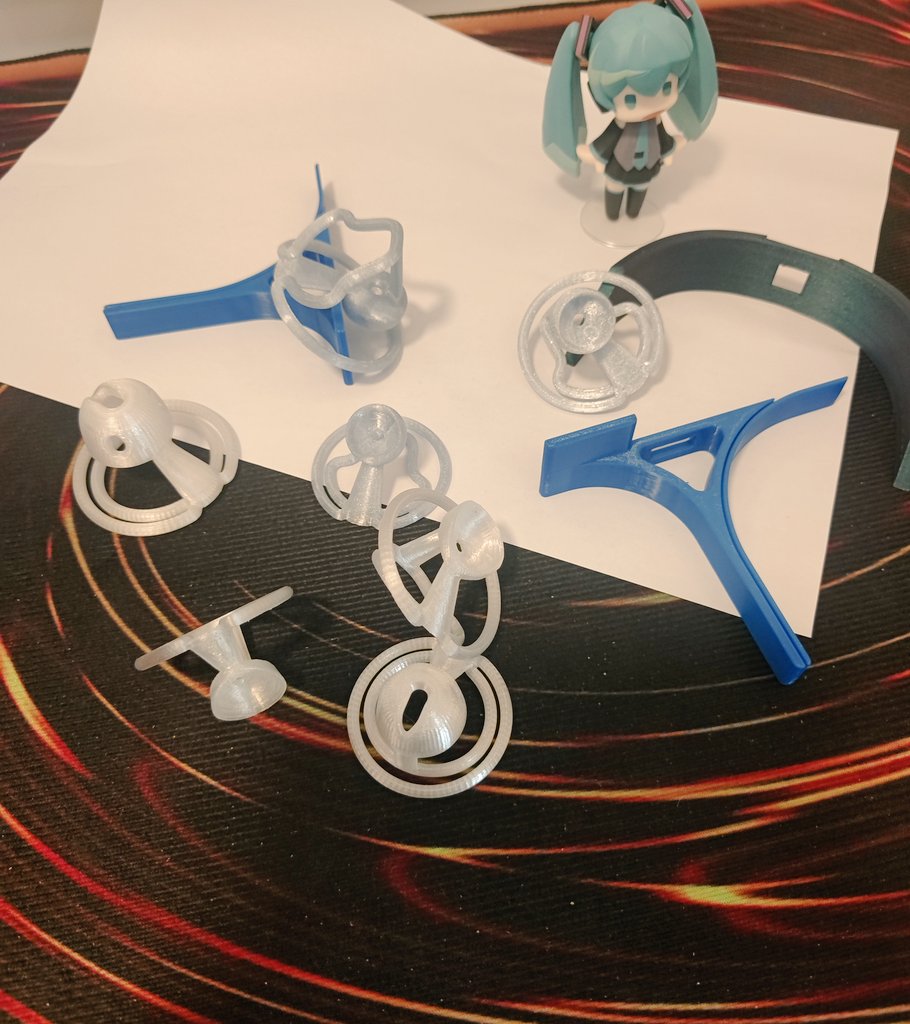 给宝宝们同步一下近况，最近打算来优化负数锁尿托加做一个锅盖款的新锁
尿托小碗优化为半弧形，来缓解上半部分碗边缘会压迫小头上面造成的不适（做了几版样品，不过具体尺寸还在微调）
锅盖新锁相对完成度较高，整体设计和排尿孔的尺寸基本上已经确定，现在在对比测试弧形内环和子宫型内环的穿戴体验