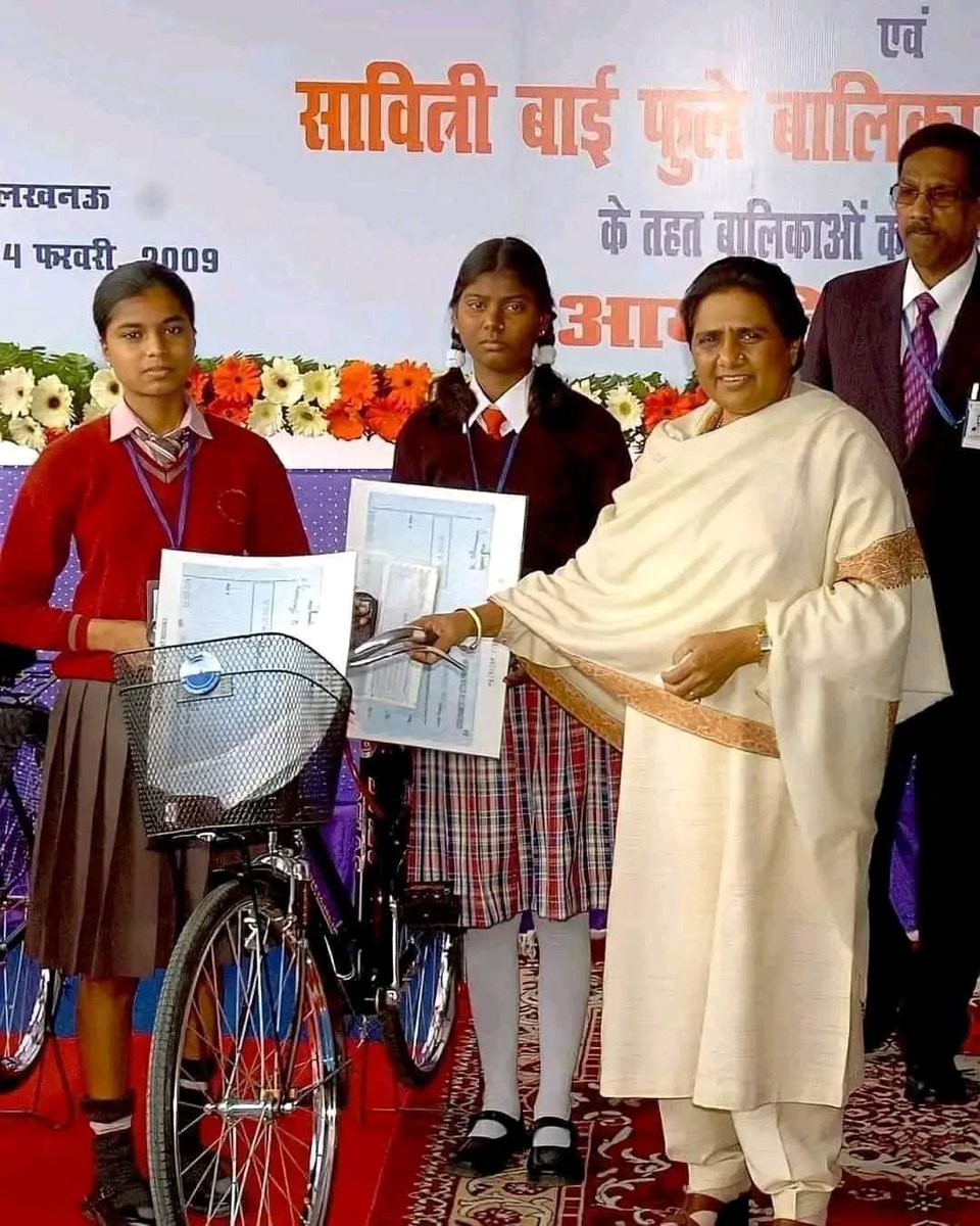 बसपा सरकार के कार्यकाल में आदरणीय बहन कुमारी मायावती जी ने मुख्यमंत्री काल मे बहन जी ने माता सावित्री बाई फुले जी को नमन करते हुए “सावित्री बाई फुले मदद योजना” के तहत छात्राओं को माता सावित्री बाई फुले छात्रवृत्ति व साइकिल वितरित कार्य शुरू किया था।
