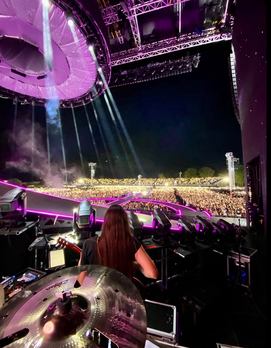 lo gigante que se ve el escenario y el publico, sos gigante futttura 🤍